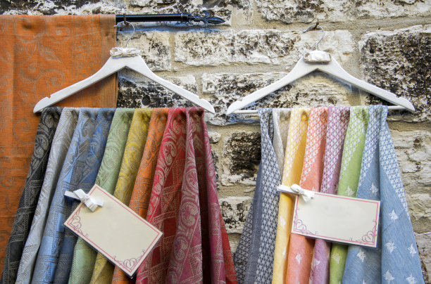 色彩鲜艳的面料在当地市场。图片下载