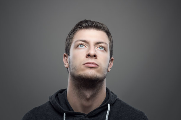 一幅年轻人抬头看的穆迪画像图片下载