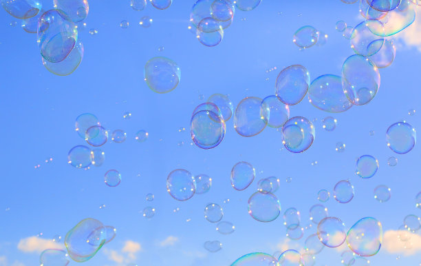 蓝色的天空中漂浮着精致的肥皂泡图片下载