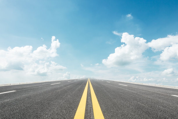 蓝天下的柏油路图片下载