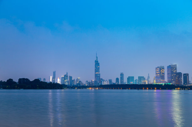 南京天际线与玄武湖夜景图片下载