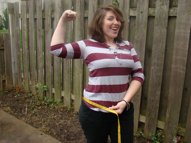 快乐的年轻女子减肥了图片下载