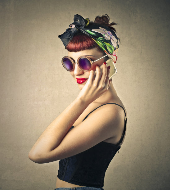 女孩在电话里聊天图片下载