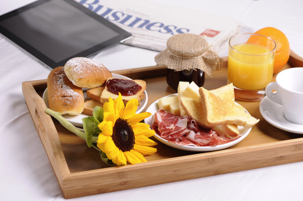 卧室托盘和早餐的照片图片下载