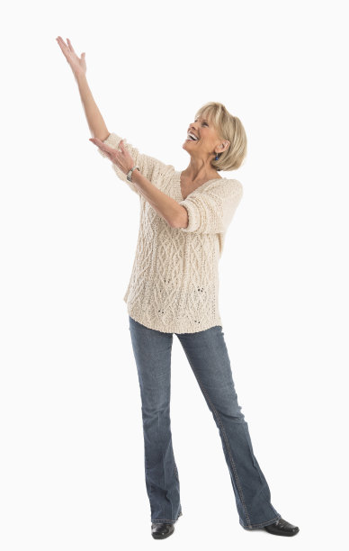 在白色背景下举起手臂的休闲装女人图片下载