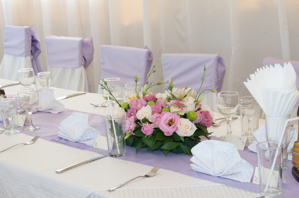 节日餐桌装饰。图片下载