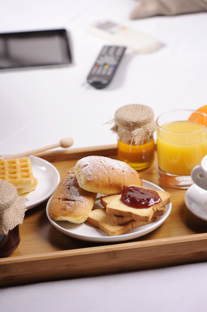 卧室托盘和早餐的照片图片下载