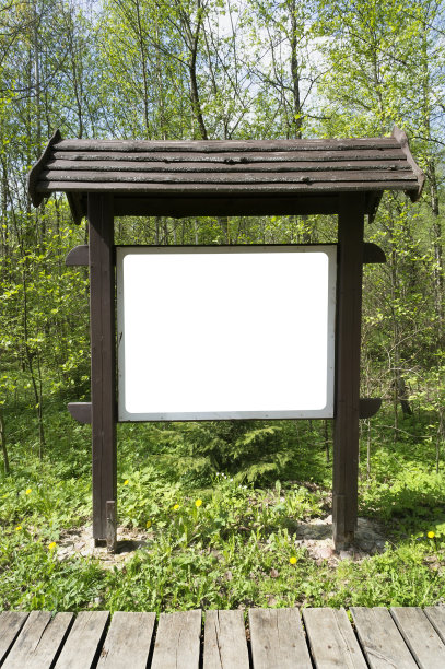 在春木里有一个带信息的木架。空区与补丁隔离图片下载