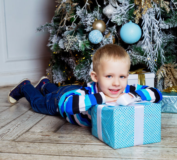 圣诞树男孩图片下载