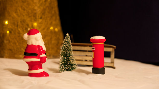 圣诞老人旁边的圣诞树，邮筒和雪橇图片下载