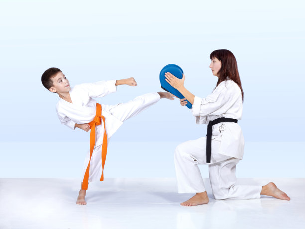 运动员在双踢腿板上踢一个球图片下载