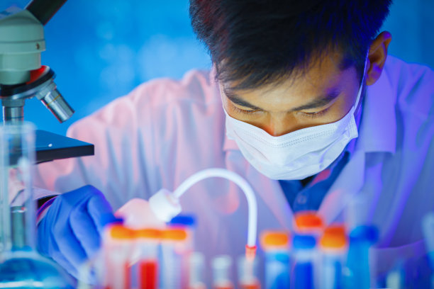 在实验室工作的科学家图片下载
