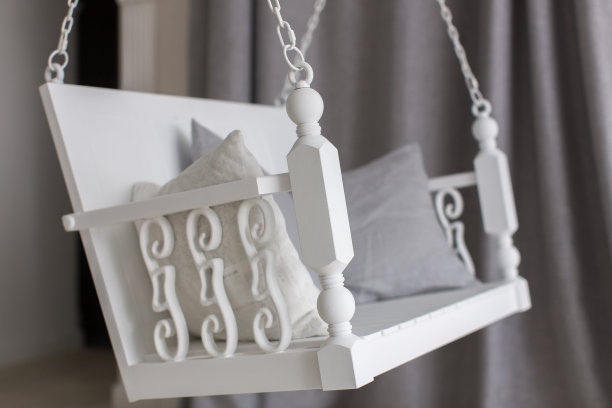 白色秋千枕头木制把手图片下载