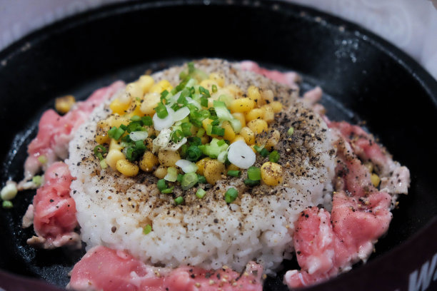 在热黑锅上准备猪肉炒饭图片下载