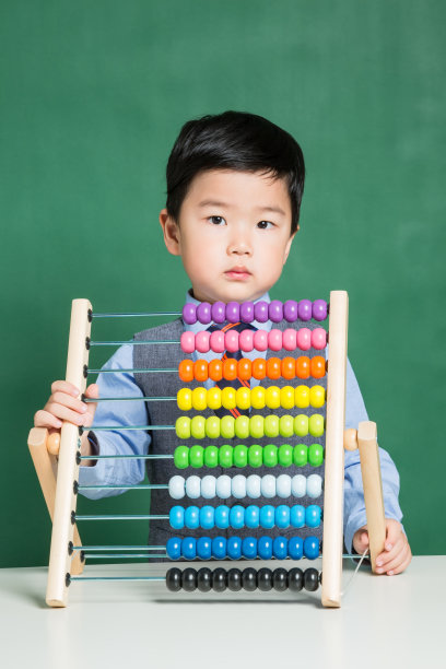 小男孩打算盘图片下载