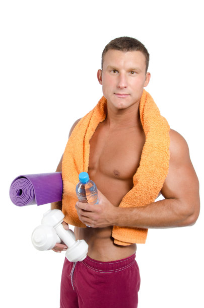 老式健身房，性感的运动员赤裸上身拿着哑铃。图片下载