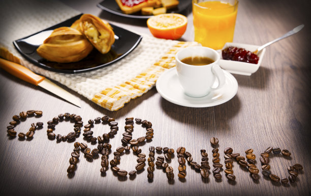 爱吃早餐的人被放在木桌上图片下载