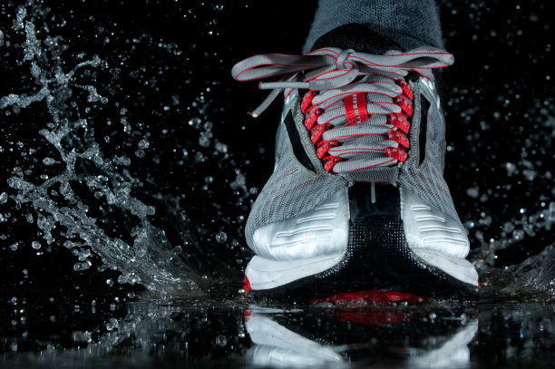 跑鞋溅水图片下载