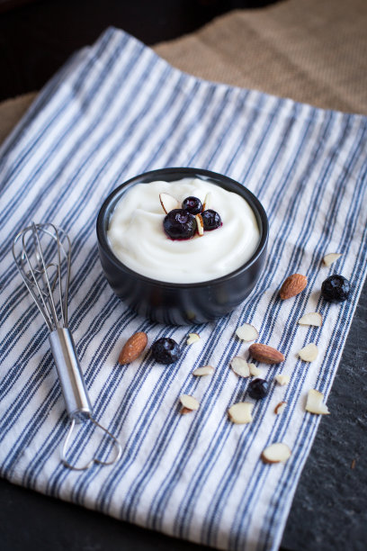 碗装香草酸奶配蓝莓和杏仁图片下载