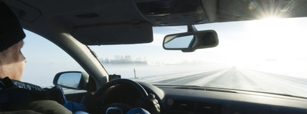 开车在通往阳光的路上图片下载