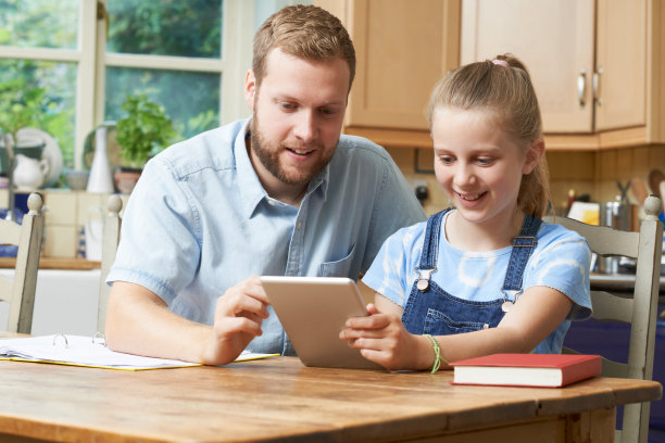 男性家庭教师帮助女孩学习图片下载