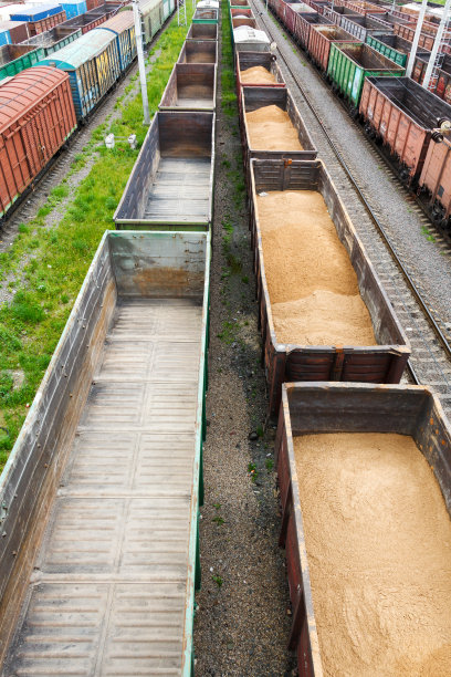 许多空马车图片下载