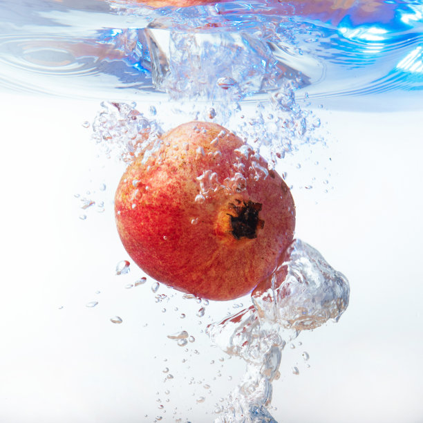 水中的石榴石，白色的背景图片下载