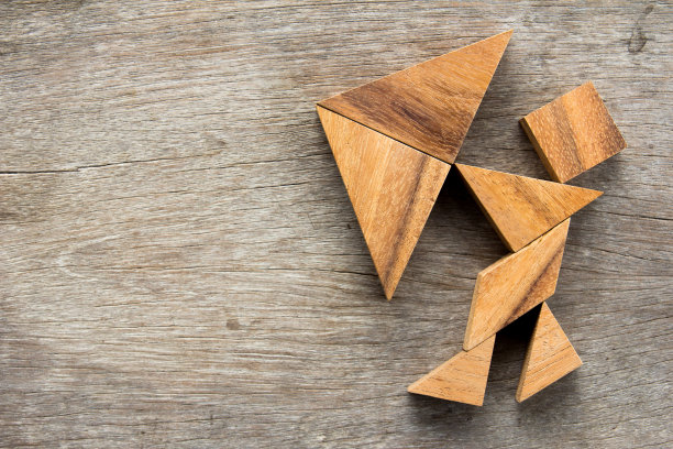 七巧板拼图在男人撑伞图片下载