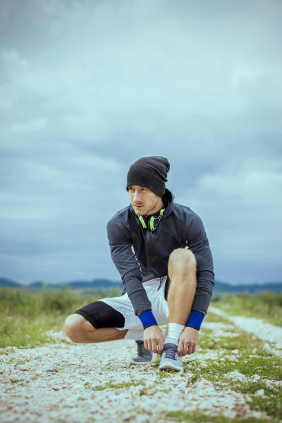 年轻帅气的运动员锻炼图片下载