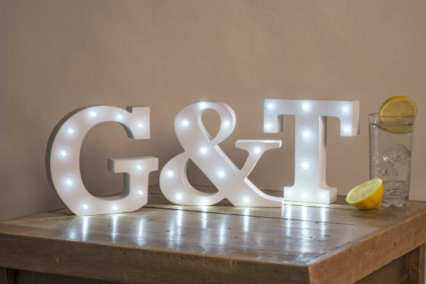 杜松子酒和奎宁水的照明装饰字母素材图片