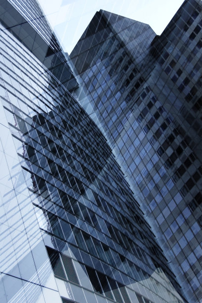 市中心商业区的摩天大楼/多层办公大楼。现代城市景观片段的重制照片。图片下载