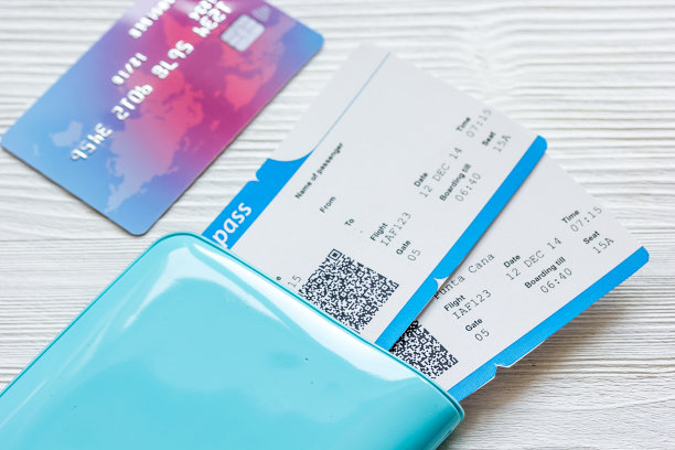 护照，信用卡，木制背景的票图片下载