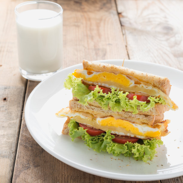 三明治煎蛋，芝士和牛奶。图片下载