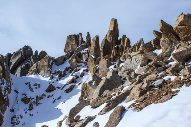 峰的青年图片下载