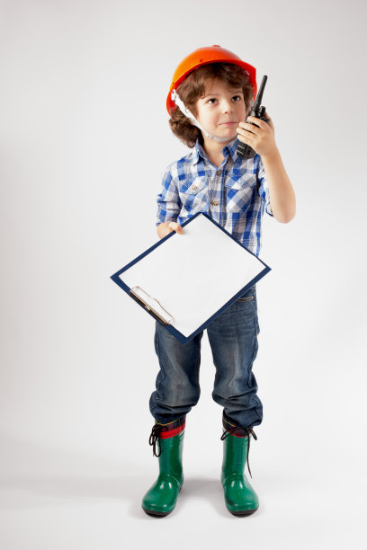 有趣的小工头在无线电里说。灰色的背景。图片下载