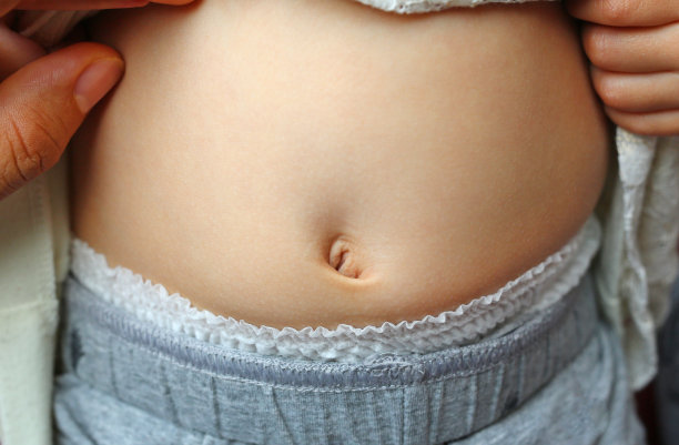 胃疼的小女孩图片下载