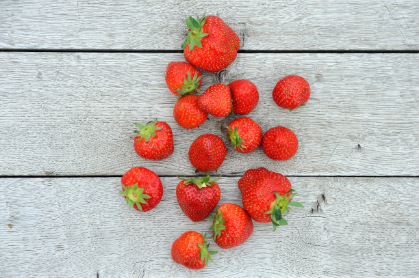 木头上的草莓图片下载