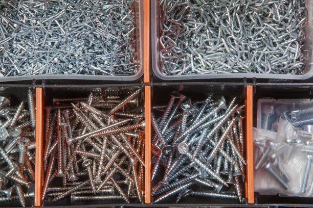 螺丝和钉子在盒子里图片下载