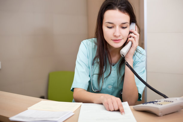 微笑的医生或护士在打电话素材图片