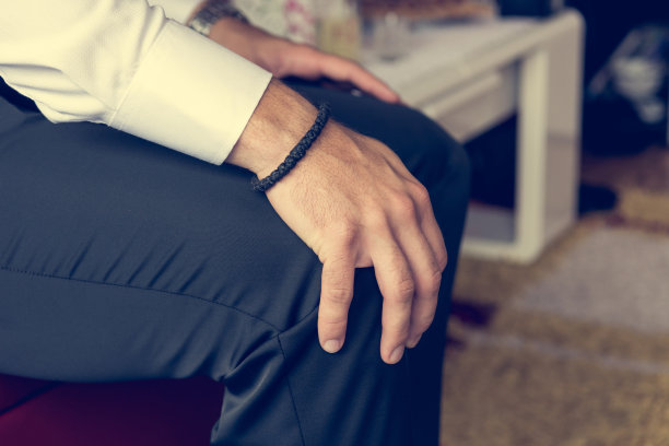 手握膝盖的特写。图片下载