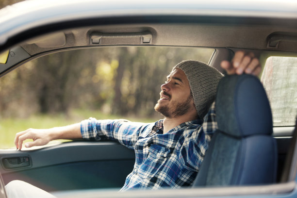 车里的帅气嬉皮士图片下载