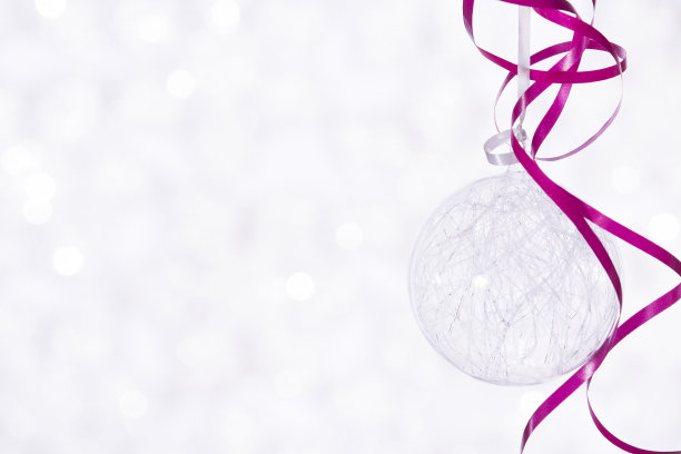 美丽闪亮的球在一个冬天的背景图片下载