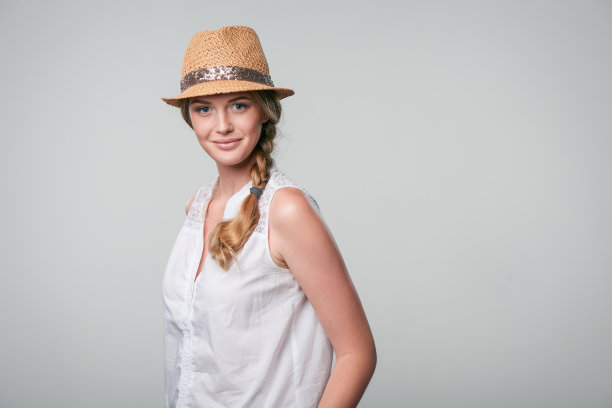 微笑的女人戴着夏天的草帽图片下载