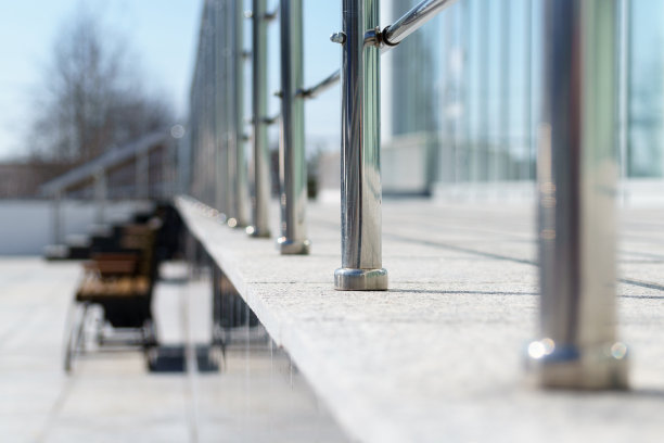 闪亮的栏杆，视野和虚景图片下载