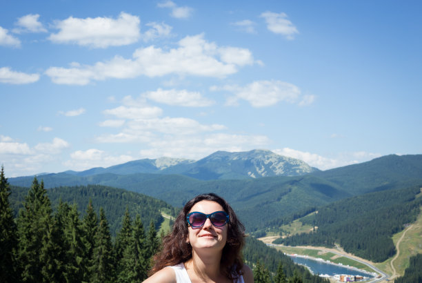 在山的背景上的女孩的肖像。图片下载