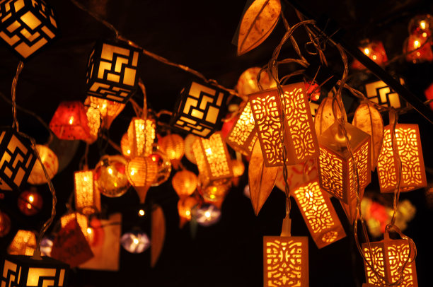 天花板上挂着灯笼图片下载