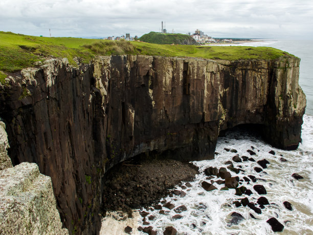 巴西南部海滩上的悬崖图片下载