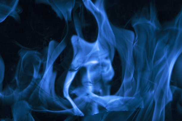 火焰在黑色背景。图片下载