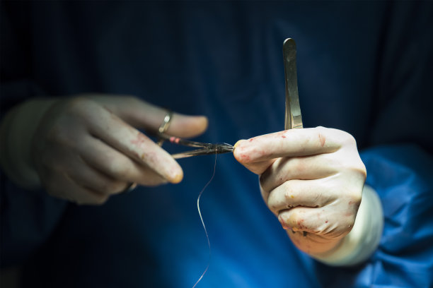 外科医生拿着针和线图片下载