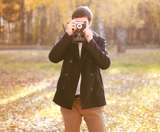 秋天，艺术，摄影概念-时尚的男人与复古图片下载